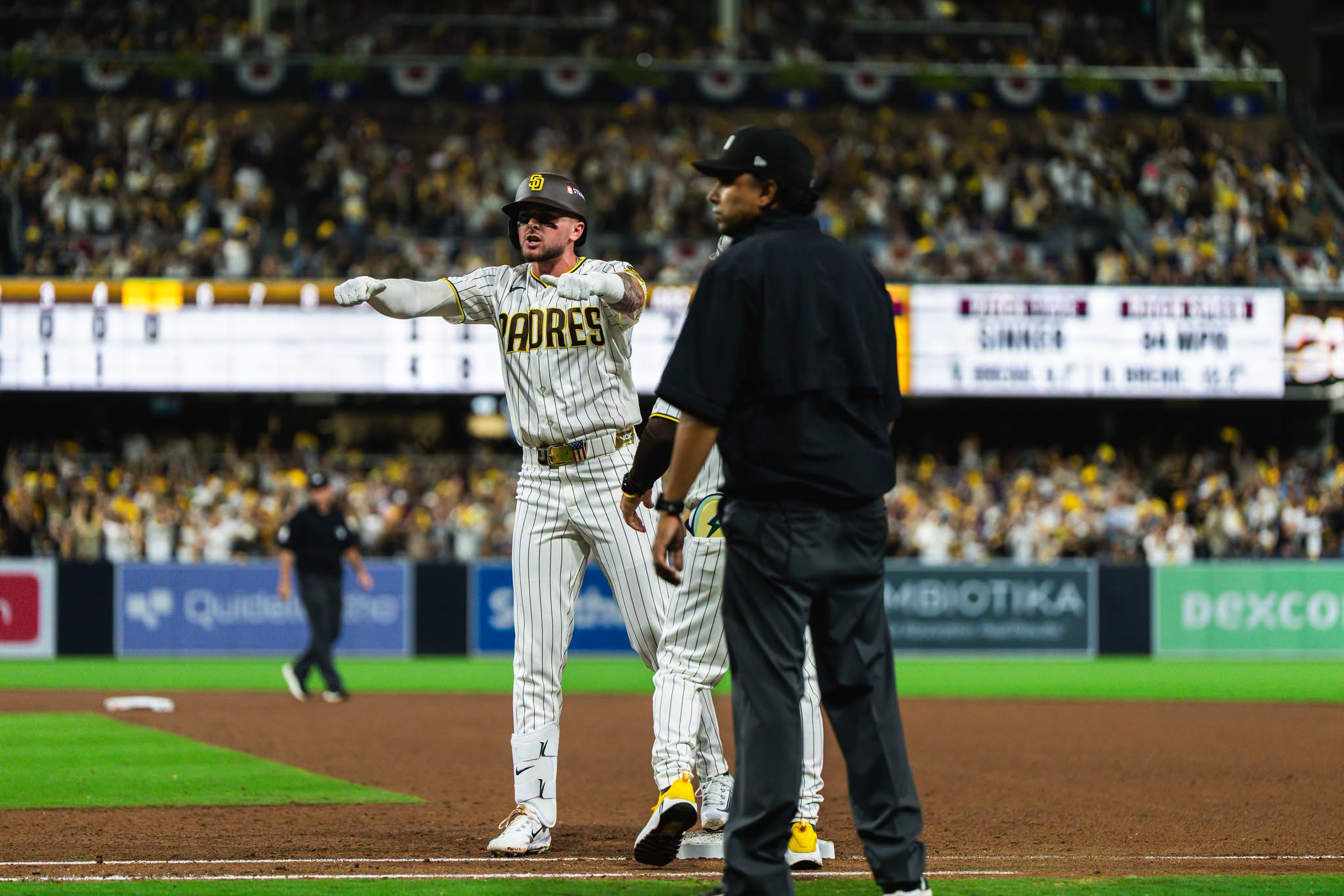 Nick Pivetta y el cuerpo de pitcheo de los Padres en el Juego 2 ante los Cachorros