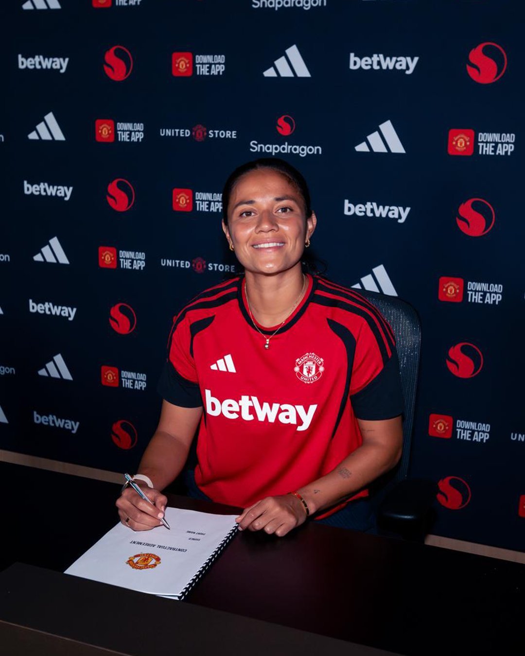 Rebeca Bernal firma su contrato con el Manchester United