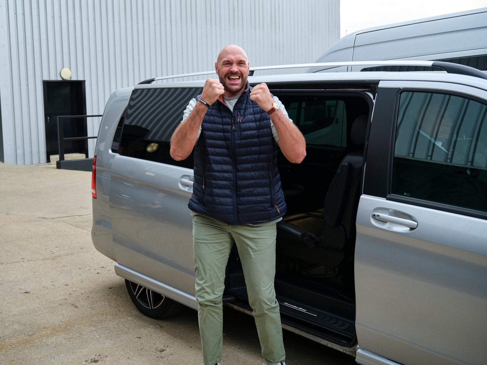 Tyson Fury celebra su llegada a Londres rumbo a la conferencia de prensa ante Anthony Joshua