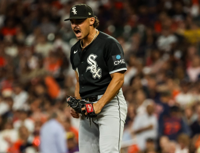 Pitcher de White Sox celebra durante el Juego 1 ante Astros