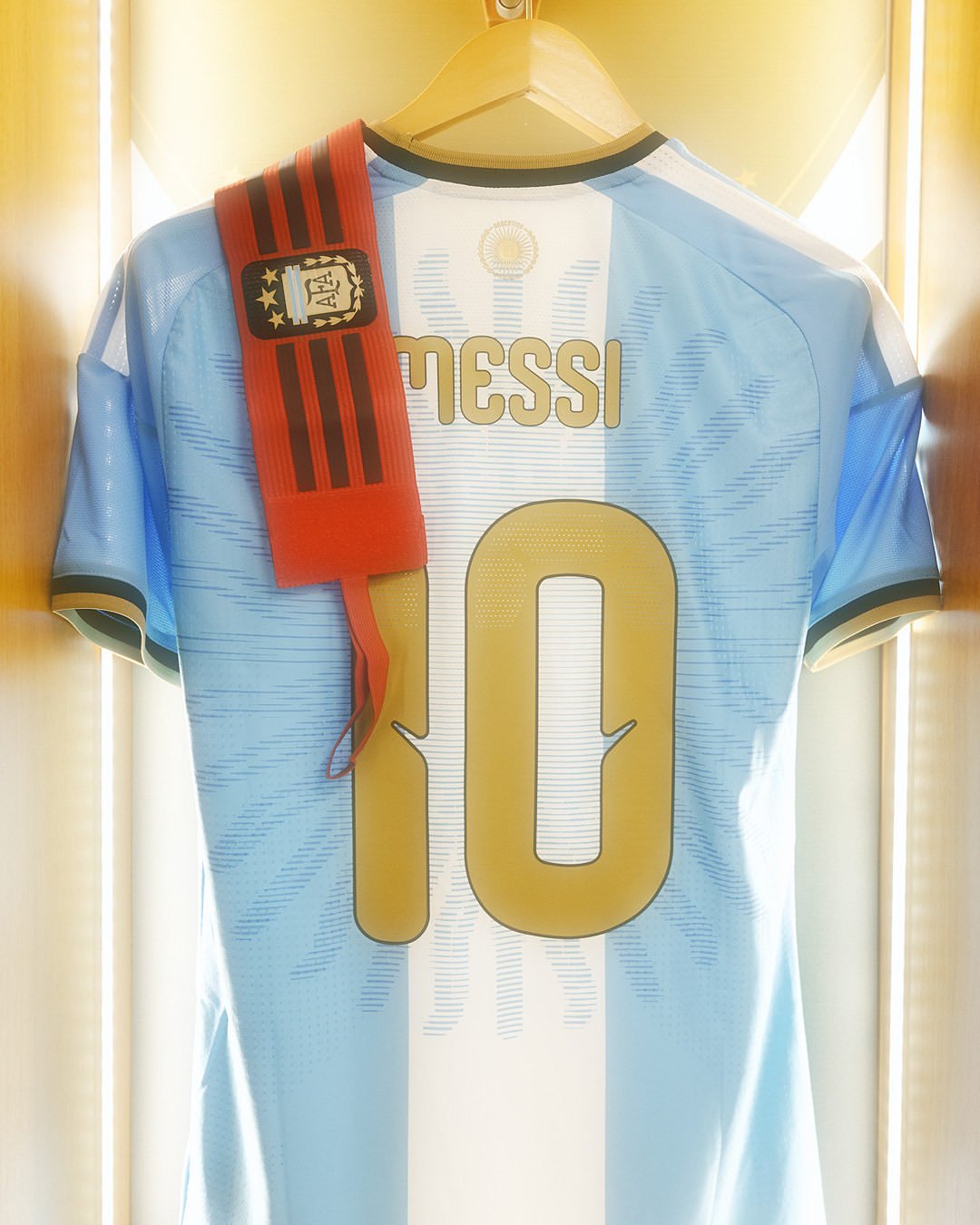 Argentina se presentó con un jersey conmemorativo al adiós de Messi.