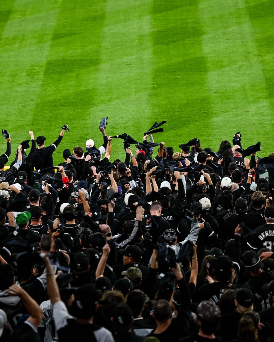 Aficionados de los White Sox agitan toallas negras en las gradas del Rate Field durante la Serie Divisional.