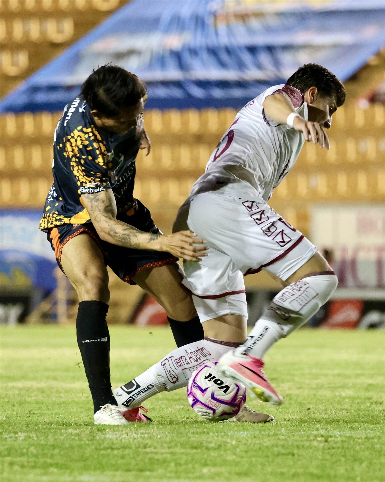 Disputa del balón entre un jugador de Alebrijes de Oaxaca y uno de Mineros de Zacatecas durante la Jornada 15