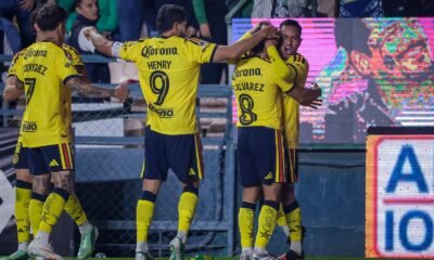 Henry Martín y Carlos Álvarez, de América, festejan un gol ante León en el Estadio León