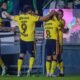 Henry Martín y Carlos Álvarez, de América, festejan un gol ante León en el Estadio León