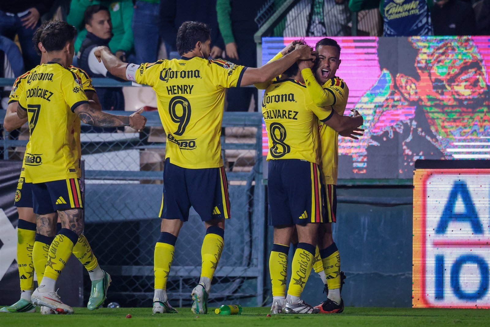 Henry Martín y Carlos Álvarez, de América, festejan un gol ante León en el Estadio León