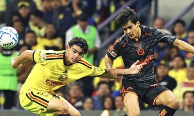 Un jugador del América y otro de Xolos disputan el balón durante el partido de la Jornada 7 en el Estadio Banorte