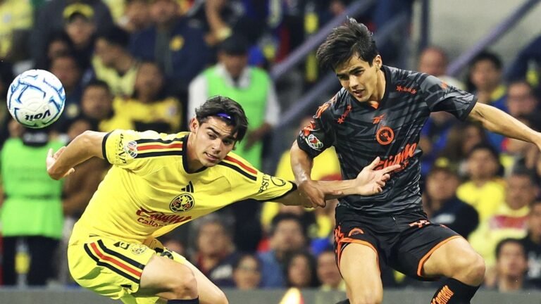 Un jugador del América y otro de Xolos disputan el balón durante el partido de la Jornada 7 en el Estadio Banorte