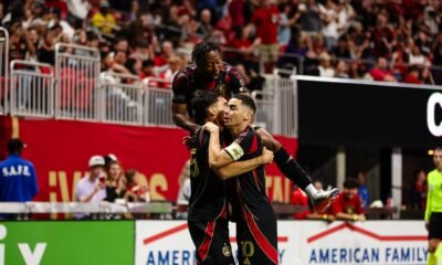 Jugadores de Atlanta United celebran un gol ante Chicago Fire en el Mercedes-Benz Stadium