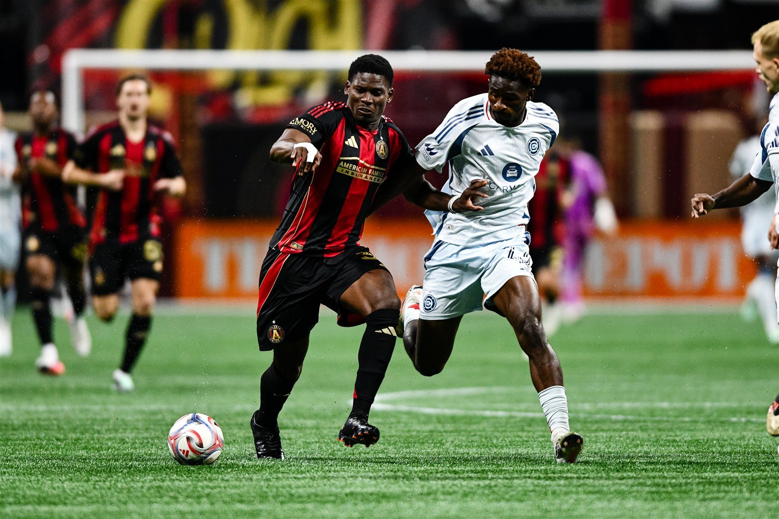 Breel Embolo, de Atlanta United, disputa el balón con un jugador de Chicago Fire en el Mercedes-Benz Stadium