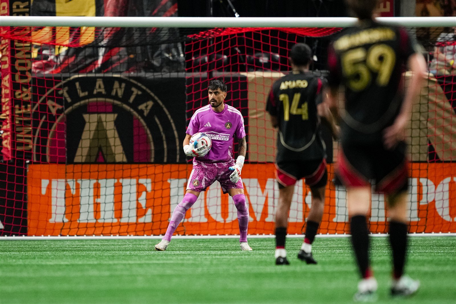 Lucas Hoyos, portero de Atlanta United, con el balón en las manos durante el partido ante Chicago Fire