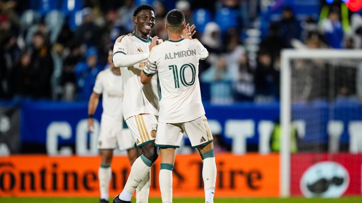 Un jugador de Atlanta United sonríe y celebra con Miguel Almirón, con el número 10 y el brazalete de capitán, tras un gol en el Stade Saputo.