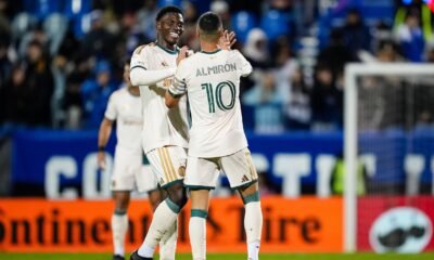 Un jugador de Atlanta United sonríe y celebra con Miguel Almirón, con el número 10 y el brazalete de capitán, tras un gol en el Stade Saputo.