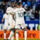 Un jugador de Atlanta United sonríe y celebra con Miguel Almirón, con el número 10 y el brazalete de capitán, tras un gol en el Stade Saputo.
