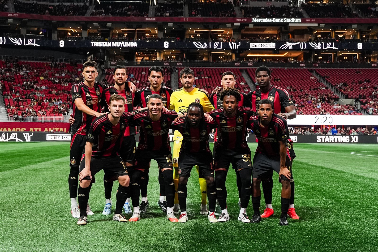 El once inicial del Atlanta United posa en el campo del Mercedes-Benz Stadium antes del partido ante FC Cincinnati.