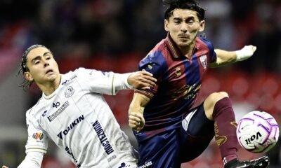 Duelo por el balón entre un jugador de Atlético de San Luis y otro de Atlante en el Estadio Banorte, por la Jornada 14 del Apertura 2026