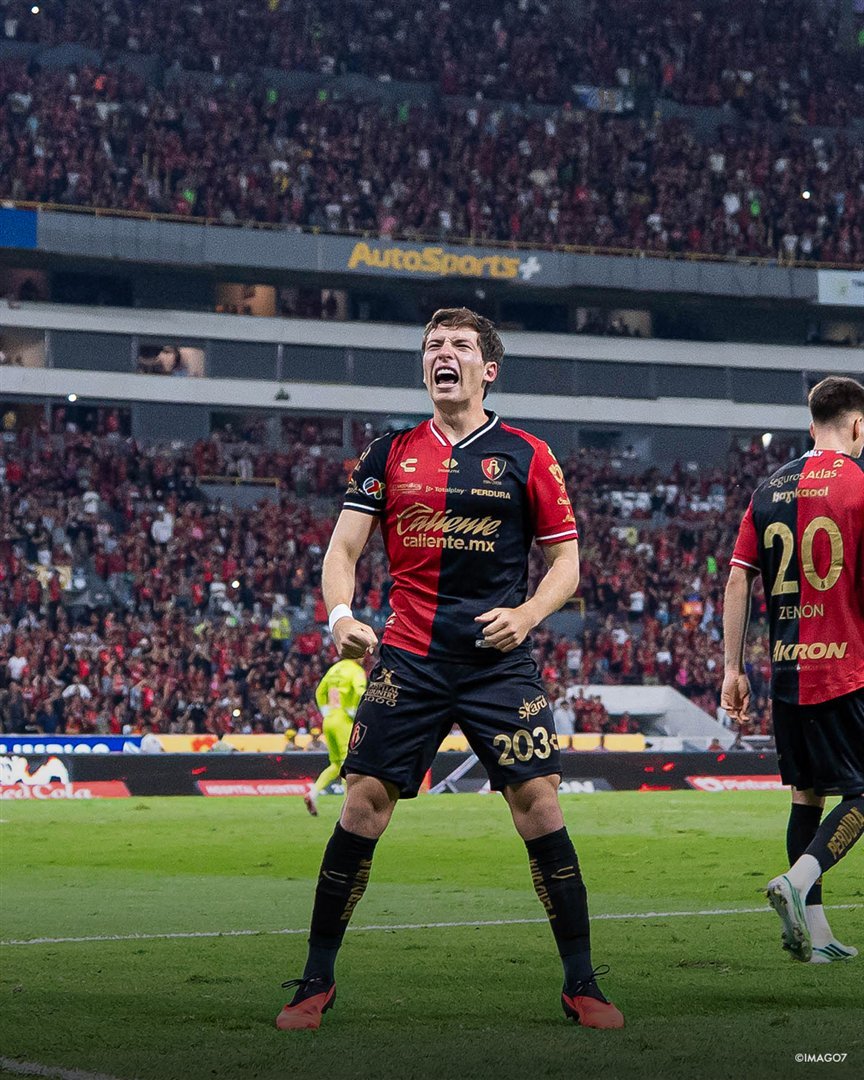 Un jugador de Atlas celebra un gol ante Puebla en el Estadio Jalisco, con la tribuna al fondo