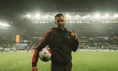 Ben Olsen, entrenador del Houston Dynamo, con un balón bajo el brazo en un estadio