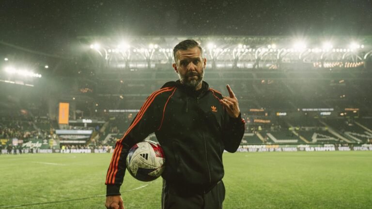 Ben Olsen, entrenador del Houston Dynamo, con un balón bajo el brazo en un estadio