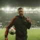 Ben Olsen, entrenador del Houston Dynamo, con un balón bajo el brazo en un estadio