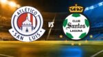 Escudos del Atlético de San Luis y de Santos Laguna frente a frente en un estadio, con la palabra VS al centro.