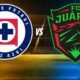 Boletos Cruz Azul vs Juárez: escudos de Cruz Azul y FC Juárez con la palabra VS sobre un estadio iluminado, para la Jornada 12 del Apertura 2026.