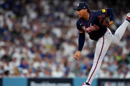 Lanzador de los Braves de Atlanta en la salida de su lanzamiento durante un juego en Dodger Stadium.