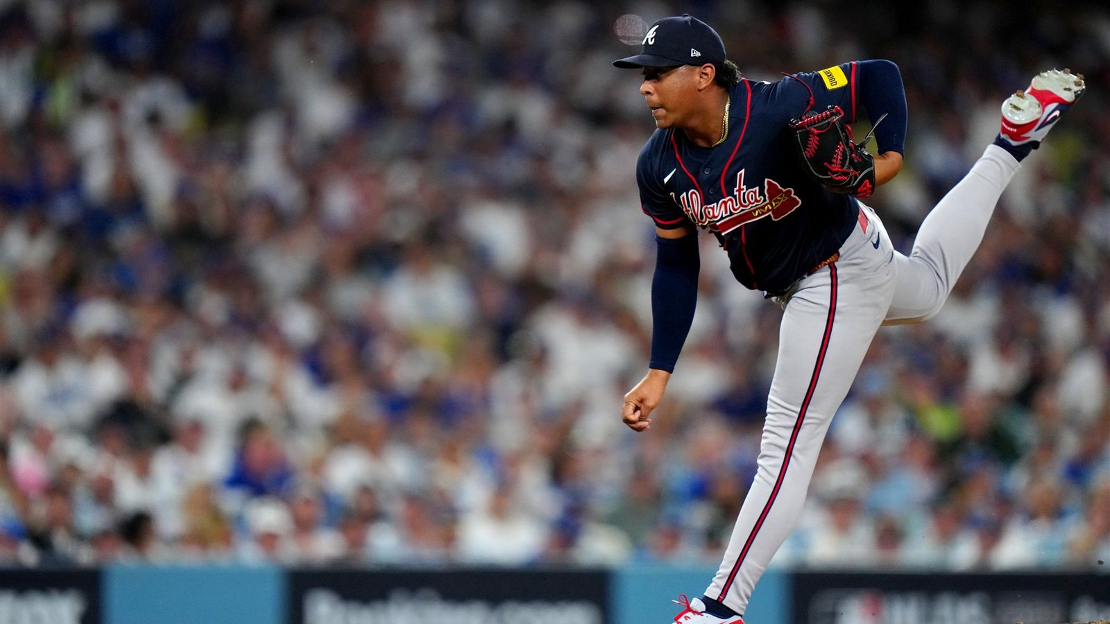 Lanzador de los Braves de Atlanta en la salida de su lanzamiento durante un juego en Dodger Stadium.