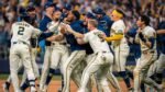 Jugadores de los Cerveceros de Milwaukee celebran en el campo tras la victoria 4-3 sobre los Padres en el Juego 2 de la Serie Divisional.