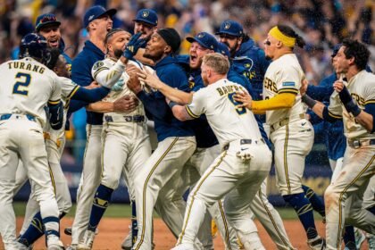 Jugadores de los Cerveceros de Milwaukee celebran en el campo tras la victoria 4-3 sobre los Padres en el Juego 2 de la Serie Divisional.