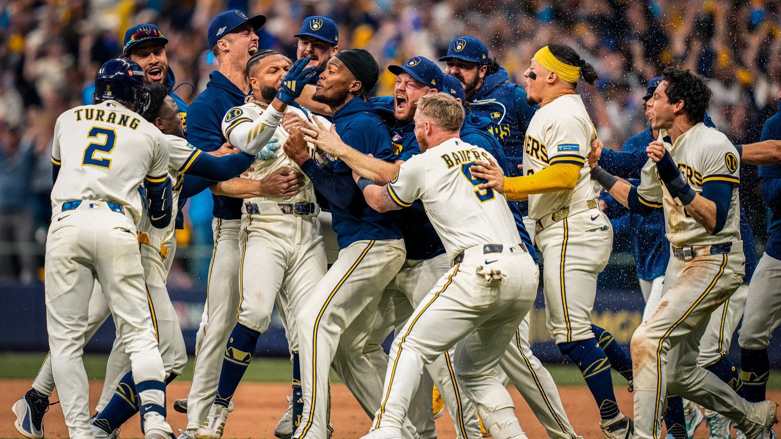 Jugadores de los Cerveceros de Milwaukee celebran en el campo tras la victoria 4-3 sobre los Padres en el Juego 2 de la Serie Divisional.