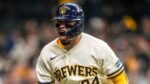 William Contreras, de los Cerveceros de Milwaukee, con el número 24, durante el Juego 1 de la Serie Divisional ante los Padres.