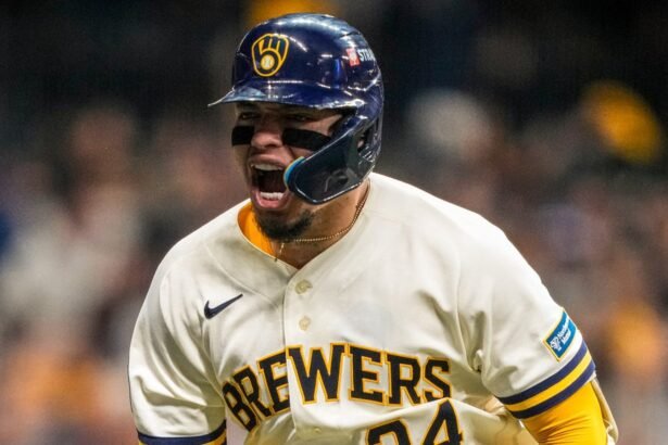 William Contreras, de los Cerveceros de Milwaukee, con el número 24, durante el Juego 1 de la Serie Divisional ante los Padres.