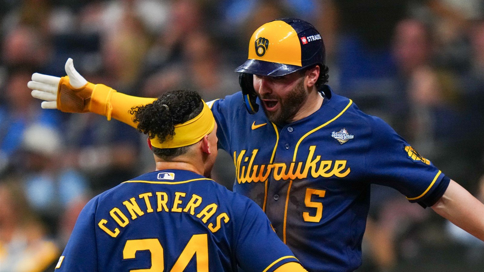 William Contreras y Garrett Mitchell, de los Brewers, celebran durante el Juego 3 de la Serie Mundial 2026