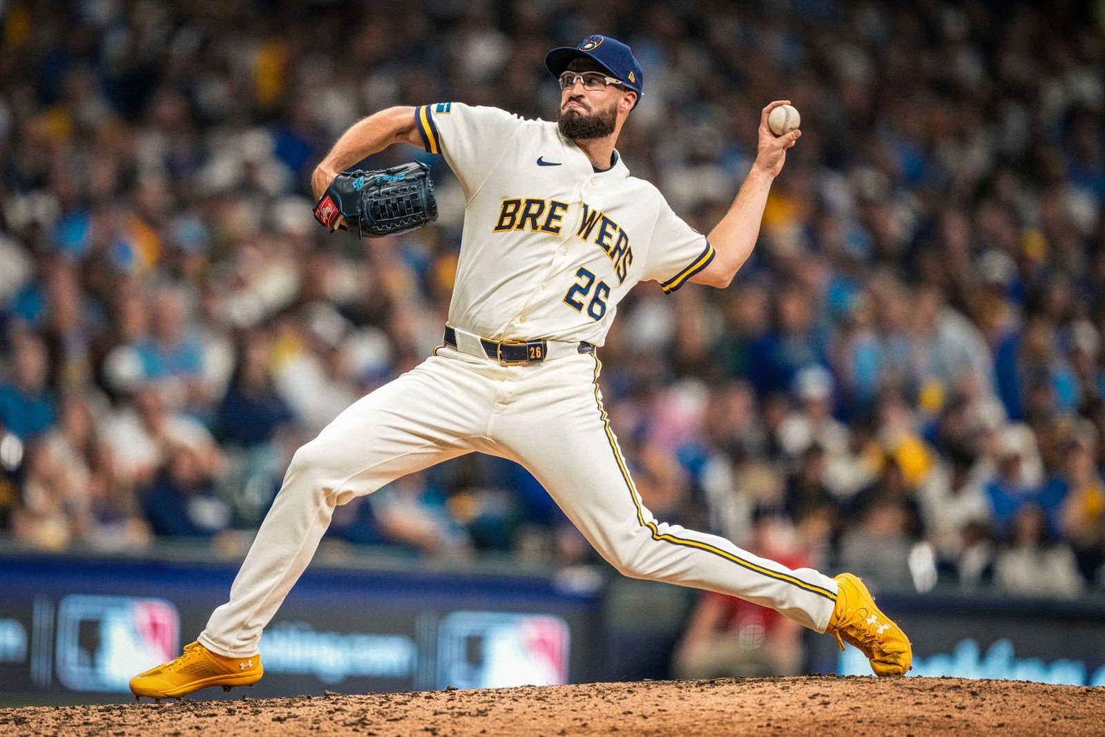 Lanzador de los Cerveceros de Milwaukee con el número 26 durante el Juego 1 de la Serie Divisional ante los Padres.