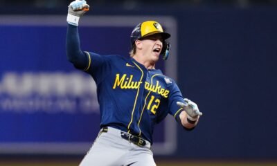 Cooper Pratt, de los Brewers, celebra desde segunda base en el Juego 3 de la Serie Mundial 2026