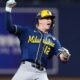 Cooper Pratt, de los Brewers, celebra desde segunda base en el Juego 3 de la Serie Mundial 2026
