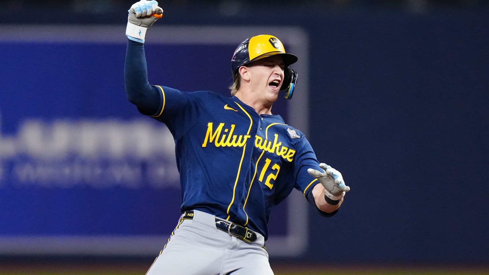 Cooper Pratt, de los Brewers, celebra desde segunda base en el Juego 3 de la Serie Mundial 2026