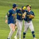 Tres jugadores de los Brewers caminan juntos por el jardÃ­n durante la Serie Mundial 2026