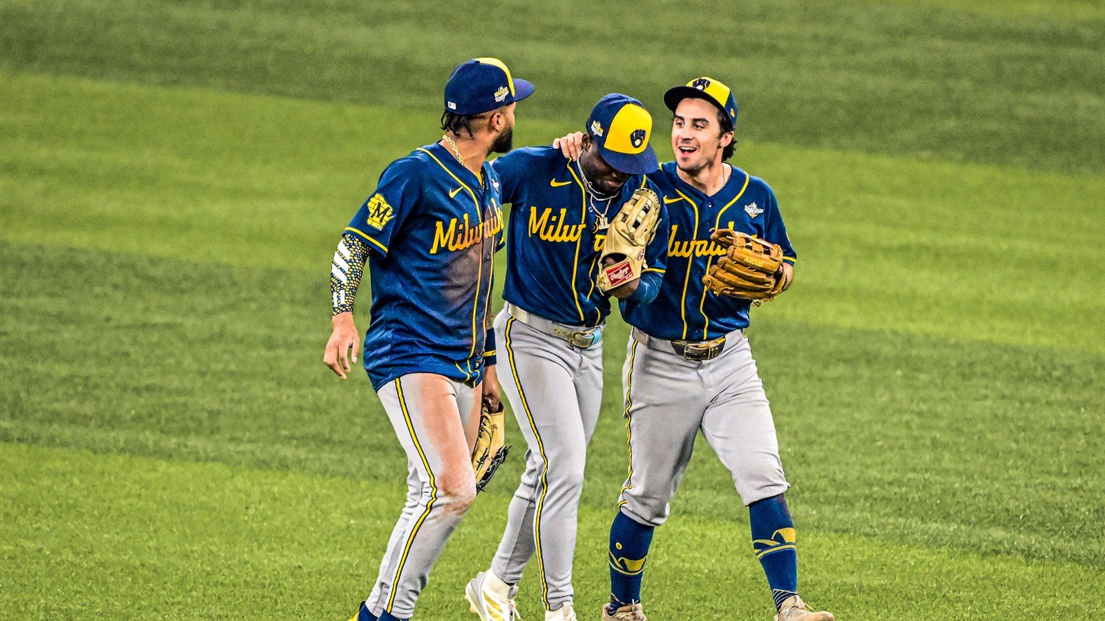 Tres jugadores de los Brewers caminan juntos por el jardÃn durante la Serie Mundial 2026