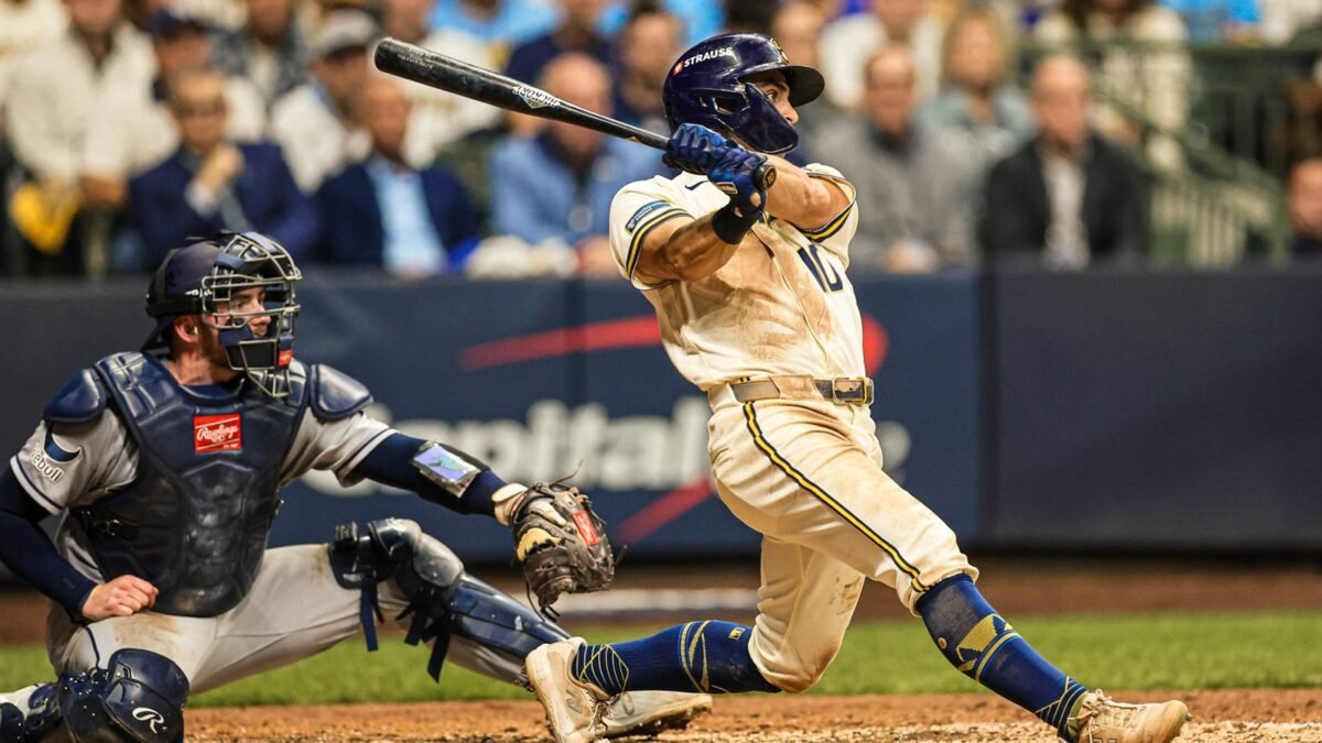 Sal Frelick, de los Brewers de Milwaukee, batea ante el receptor de los Rays en el Juego 2 de la Serie Mundial 2026