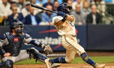 Sal Frelick, de los Brewers de Milwaukee, batea ante el receptor de los Rays en el Juego 2 de la Serie Mundial 2026