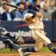 Sal Frelick, de los Brewers de Milwaukee, batea ante el receptor de los Rays en el Juego 2 de la Serie Mundial 2026