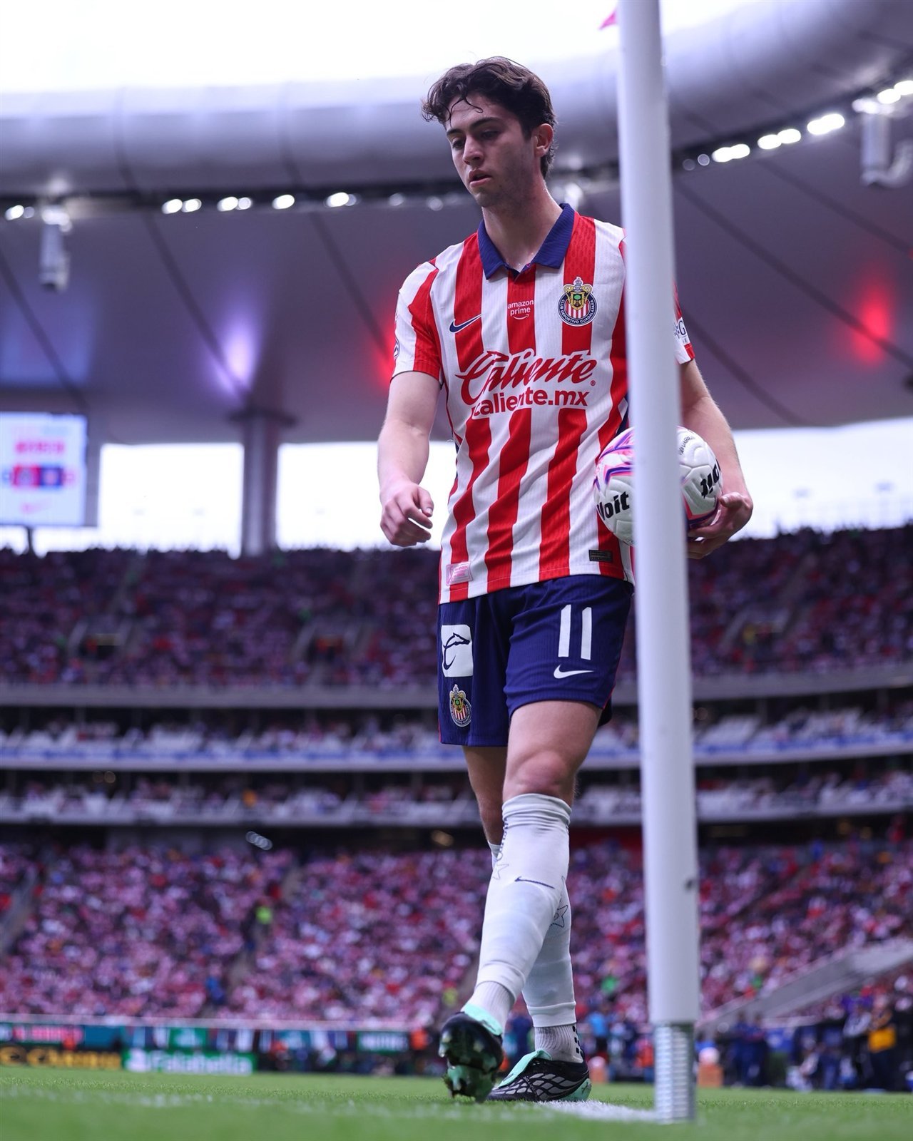Brian Gutiérrez, de Chivas, con el balón en la mano en el Estadio Akron