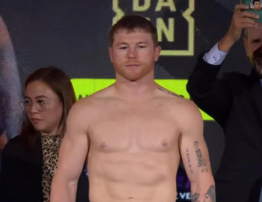Saúl Canelo Álvarez durante el pesaje previo a su pelea contra Christian Mbilli en Arabia Saudita