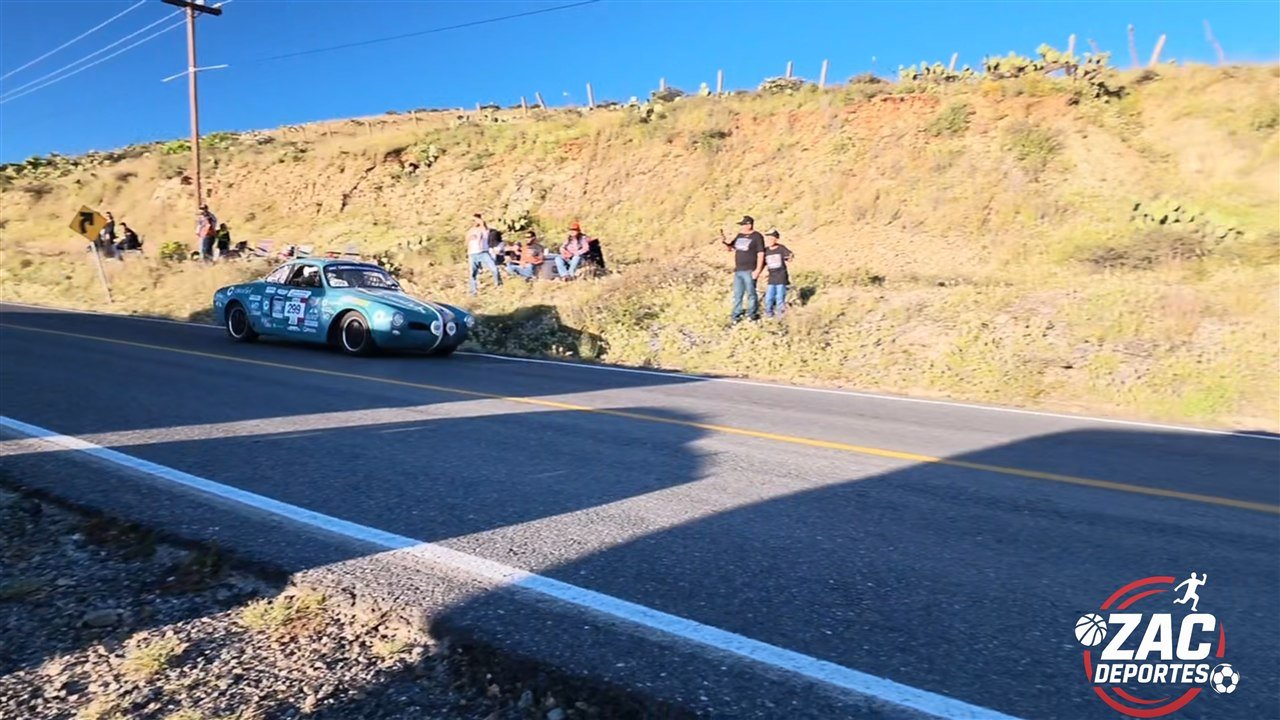Un Volkswagen Karmann Ghia de la Carrera Panamericana 2026 pasa ante aficionados en una carretera de Zacatecas