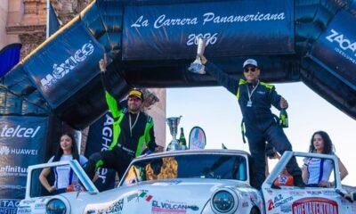 Una tripulación celebra con un trofeo en alto sobre un Studebaker, en el arco de meta de la Carrera Panamericana 2026 en Zacatecas