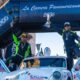 Una tripulación celebra con un trofeo en alto sobre un Studebaker, en el arco de meta de la Carrera Panamericana 2026 en Zacatecas