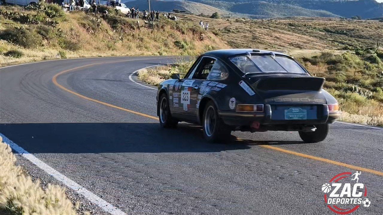 Un Porsche 911 de la Carrera Panamericana 2026 toma una curva en un tramo de velocidad cerca de Zacatecas