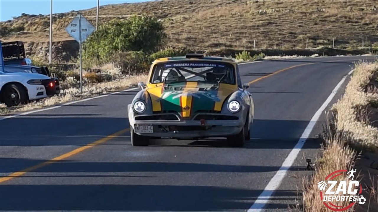 Un Studebaker de la Carrera Panamericana 2026 avanza por una carretera de Zacatecas durante la última etapa